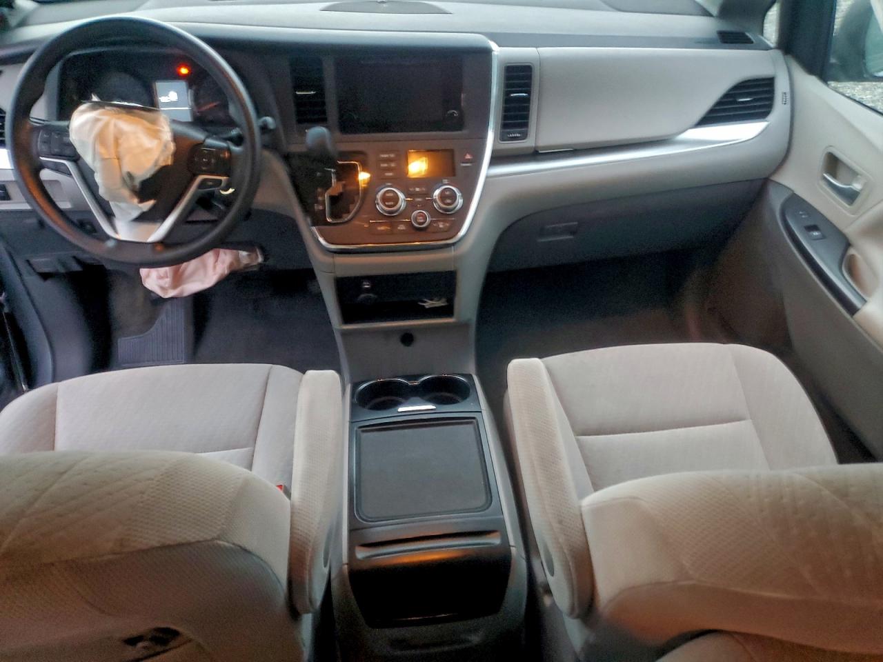 2017 TOYOTA SIENNA LE photo 8