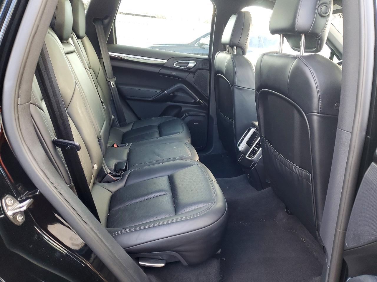 2015 PORSCHE CAYENNE S photo 11