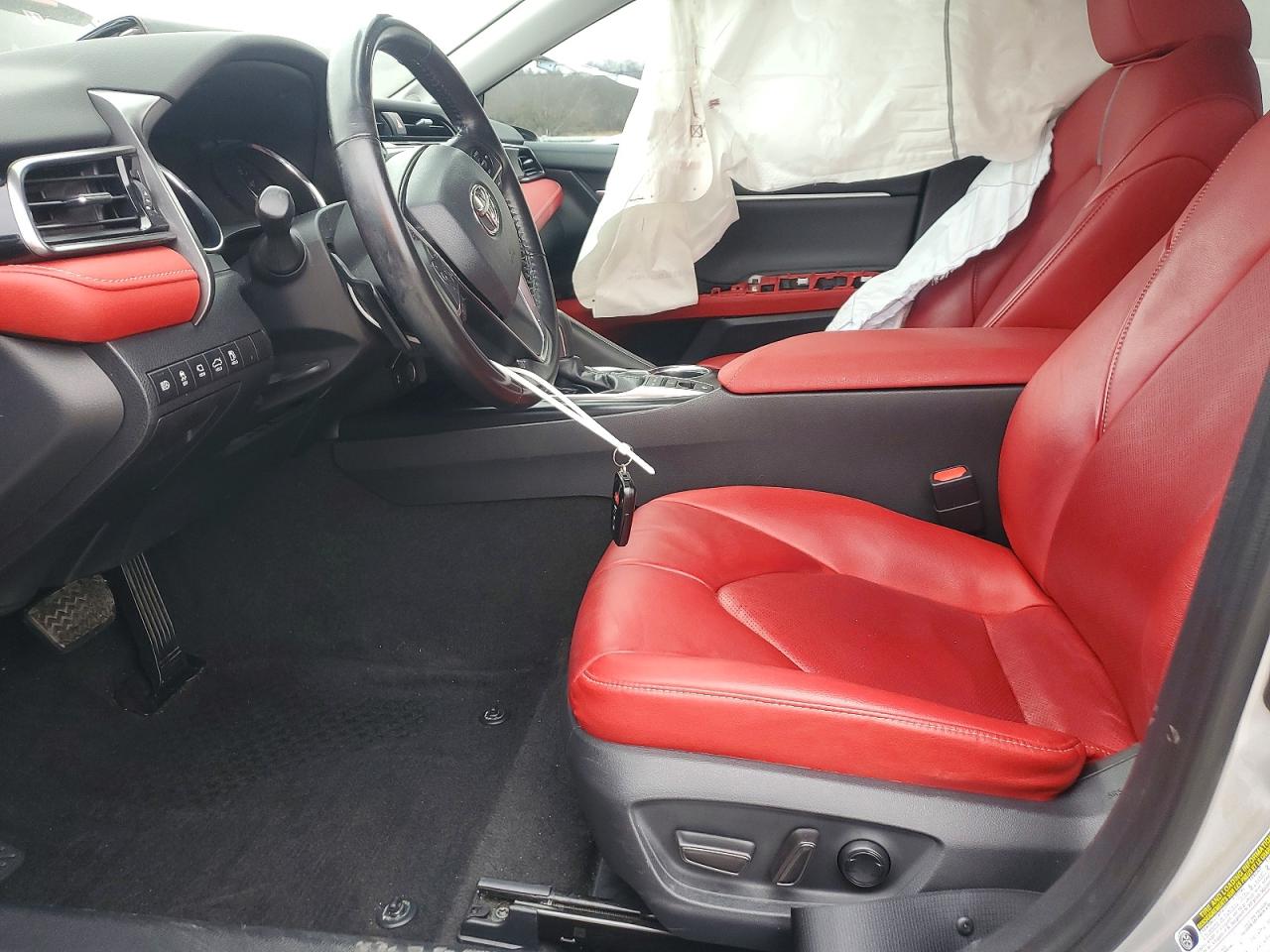 2019 TOYOTA CAMRY XSE photo 13