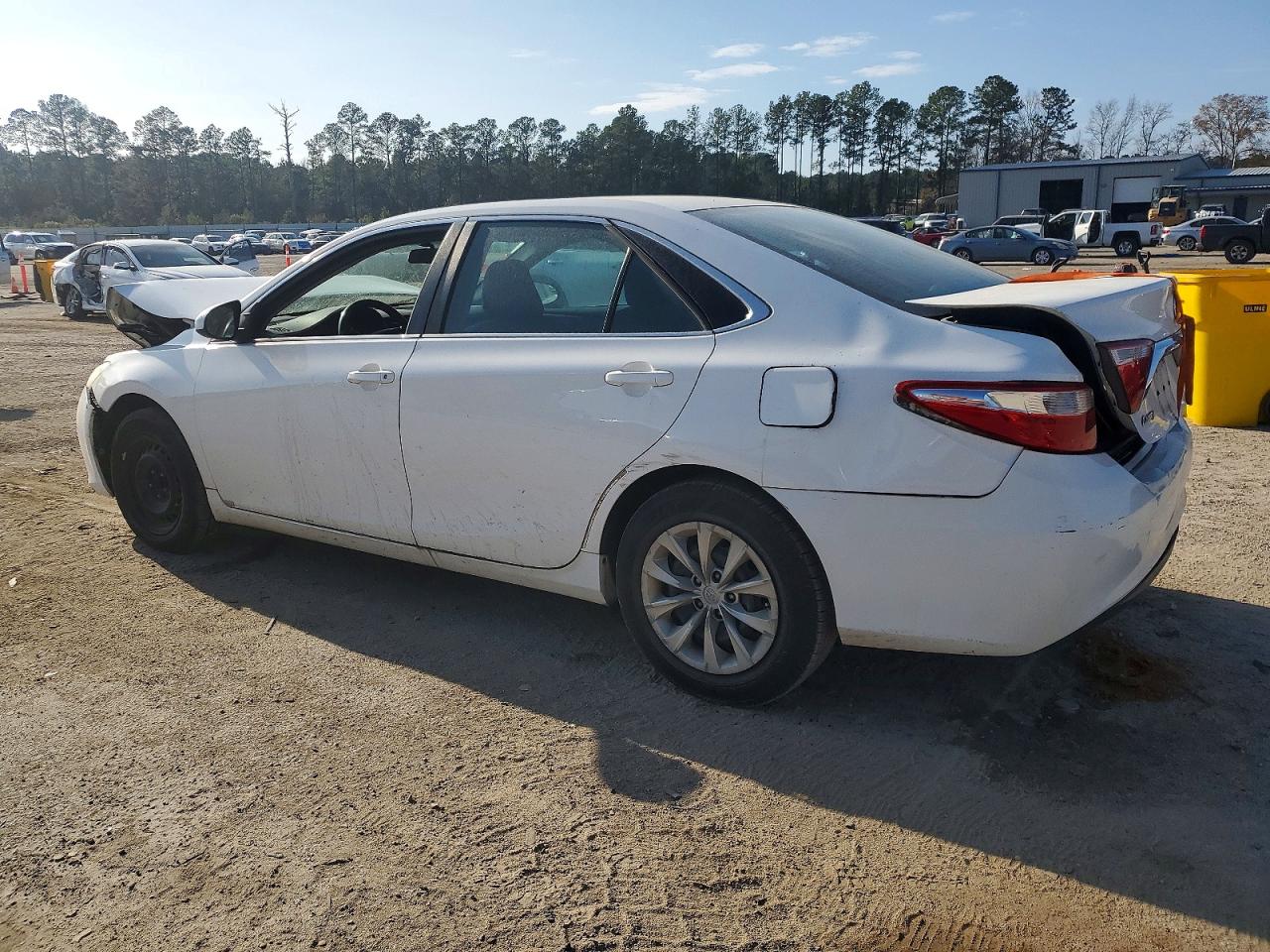 2016 TOYOTA CAMRY LE photo 2