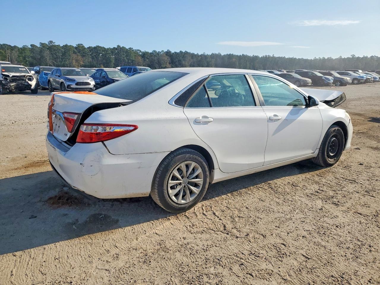 2016 TOYOTA CAMRY LE photo 3