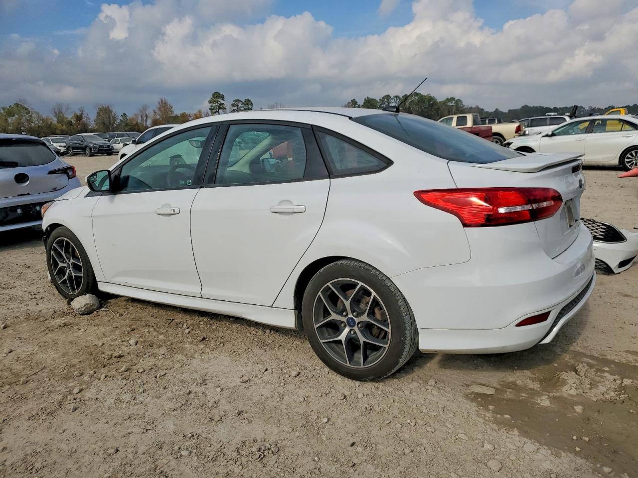 2015 FORD FOCUS SE photo 2
