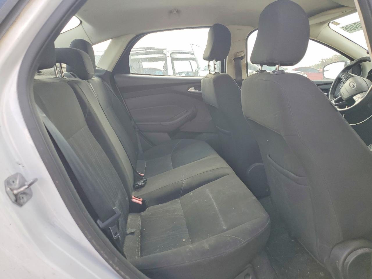 2015 FORD FOCUS SE photo 10