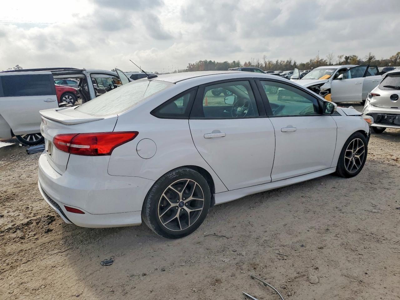 2015 FORD FOCUS SE photo 3