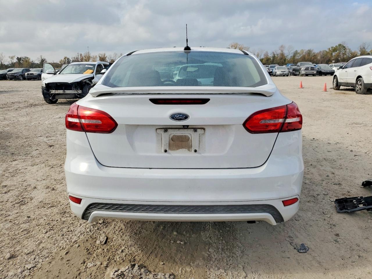 2015 FORD FOCUS SE photo 6