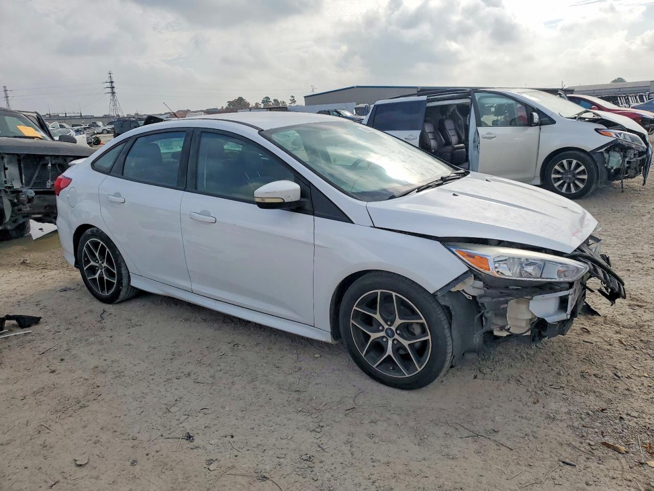 2015 FORD FOCUS SE photo 4