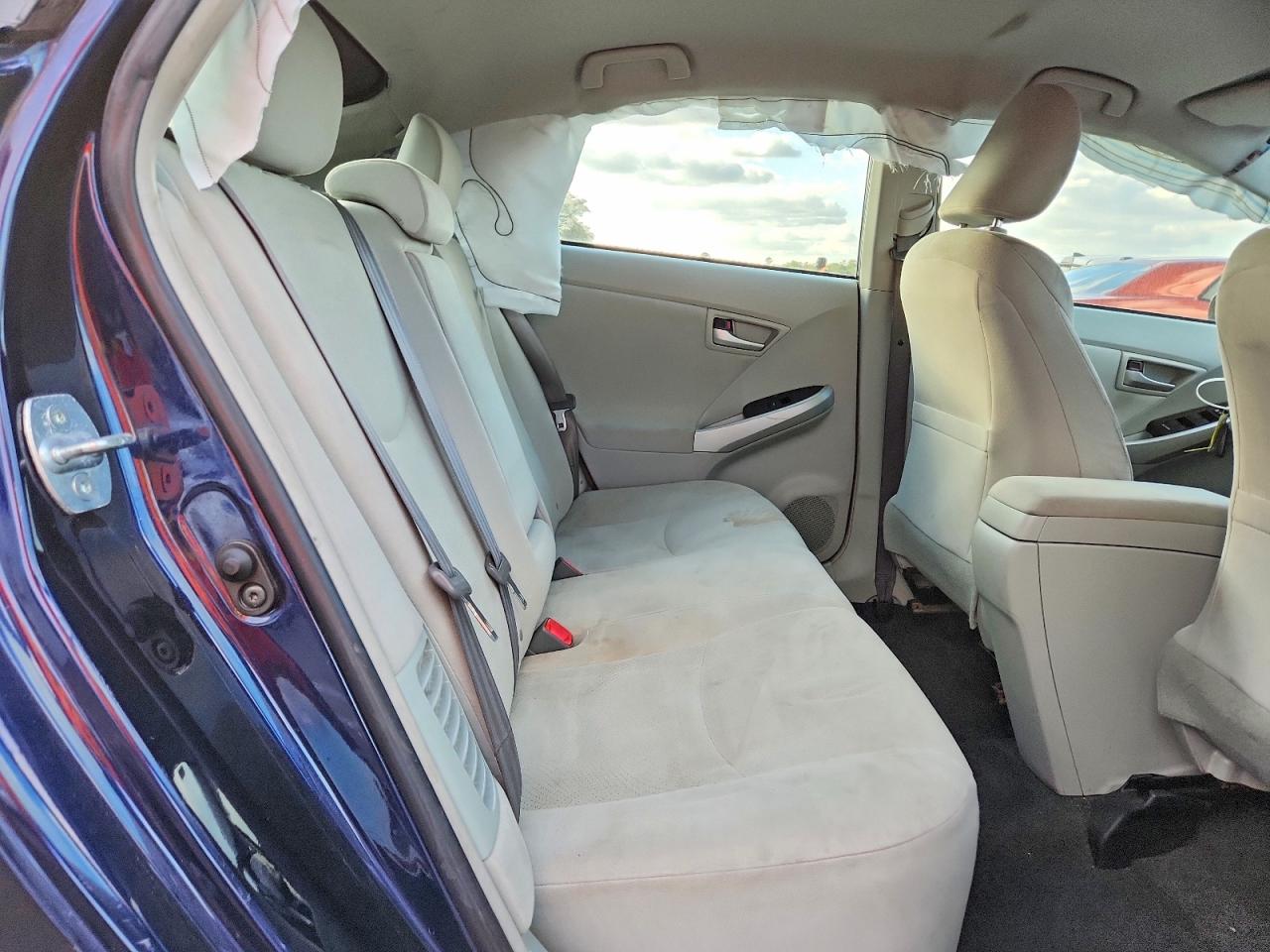 2015 TOYOTA PRIUS photo 28
