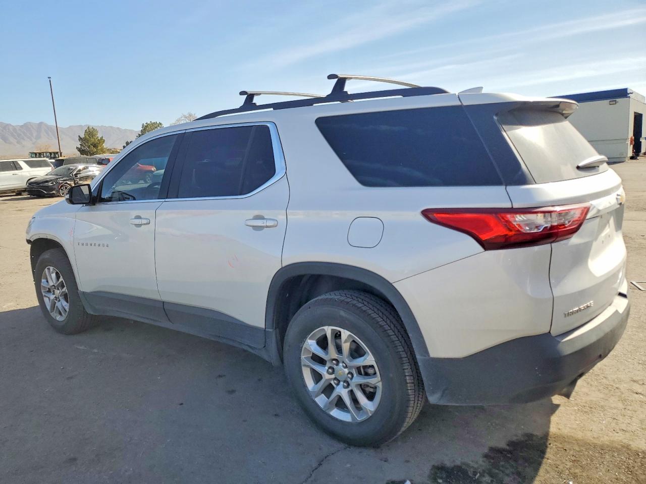 2019 CHEVROLET TRAVERSE LT photo 2