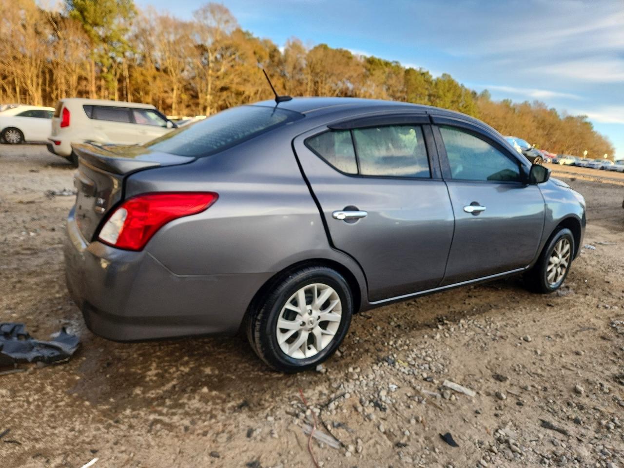 2019 NISSAN VERSA S photo 3