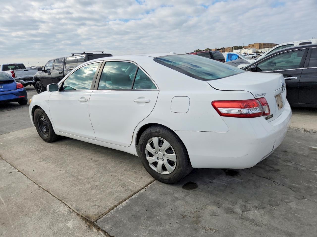 2010 TOYOTA CAMRY BASE photo 3