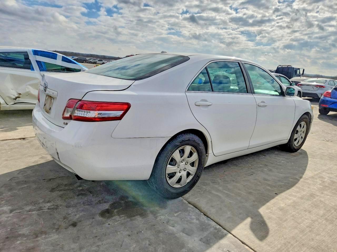 2010 TOYOTA CAMRY BASE photo 5