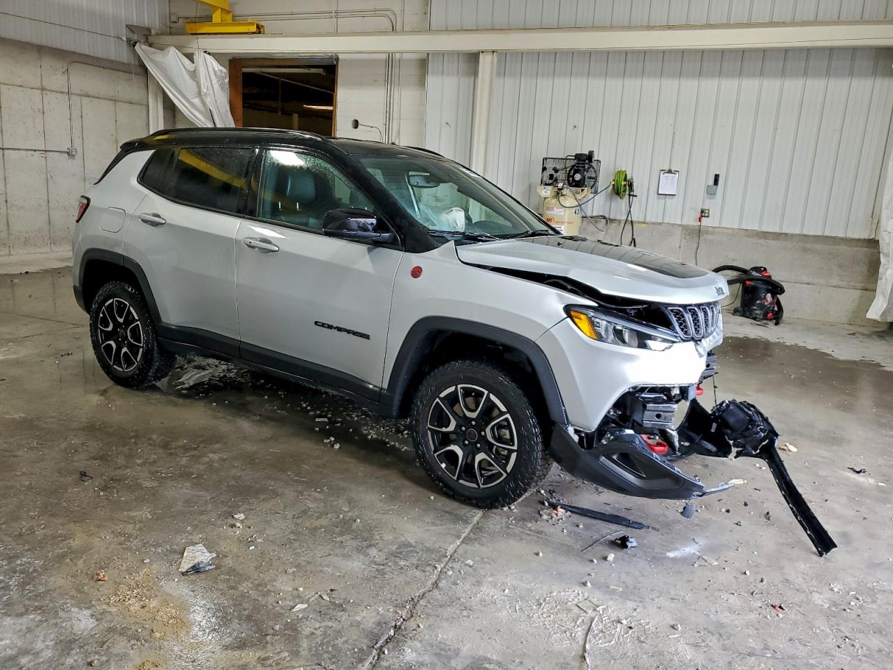 2025 JEEP COMPASS TRAILHAWK photo 4