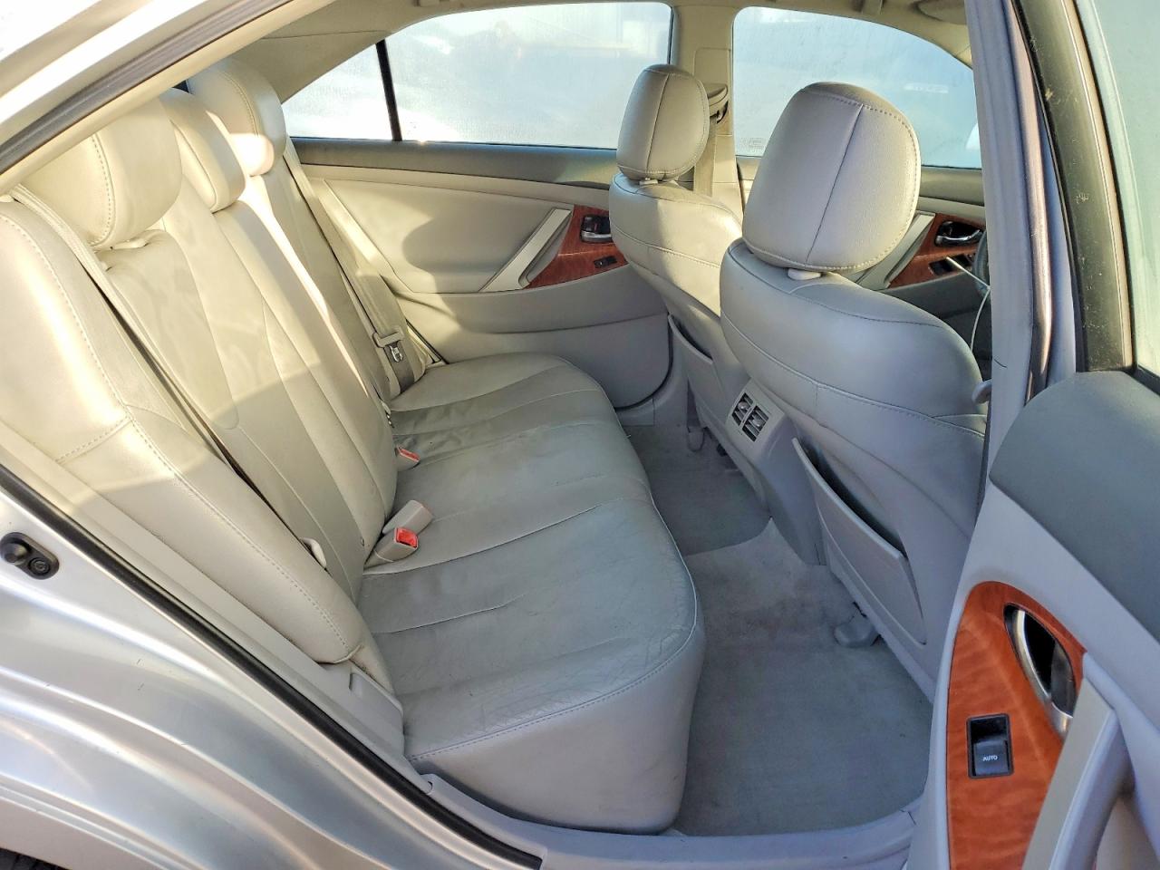 2011 TOYOTA CAMRY SE photo 10