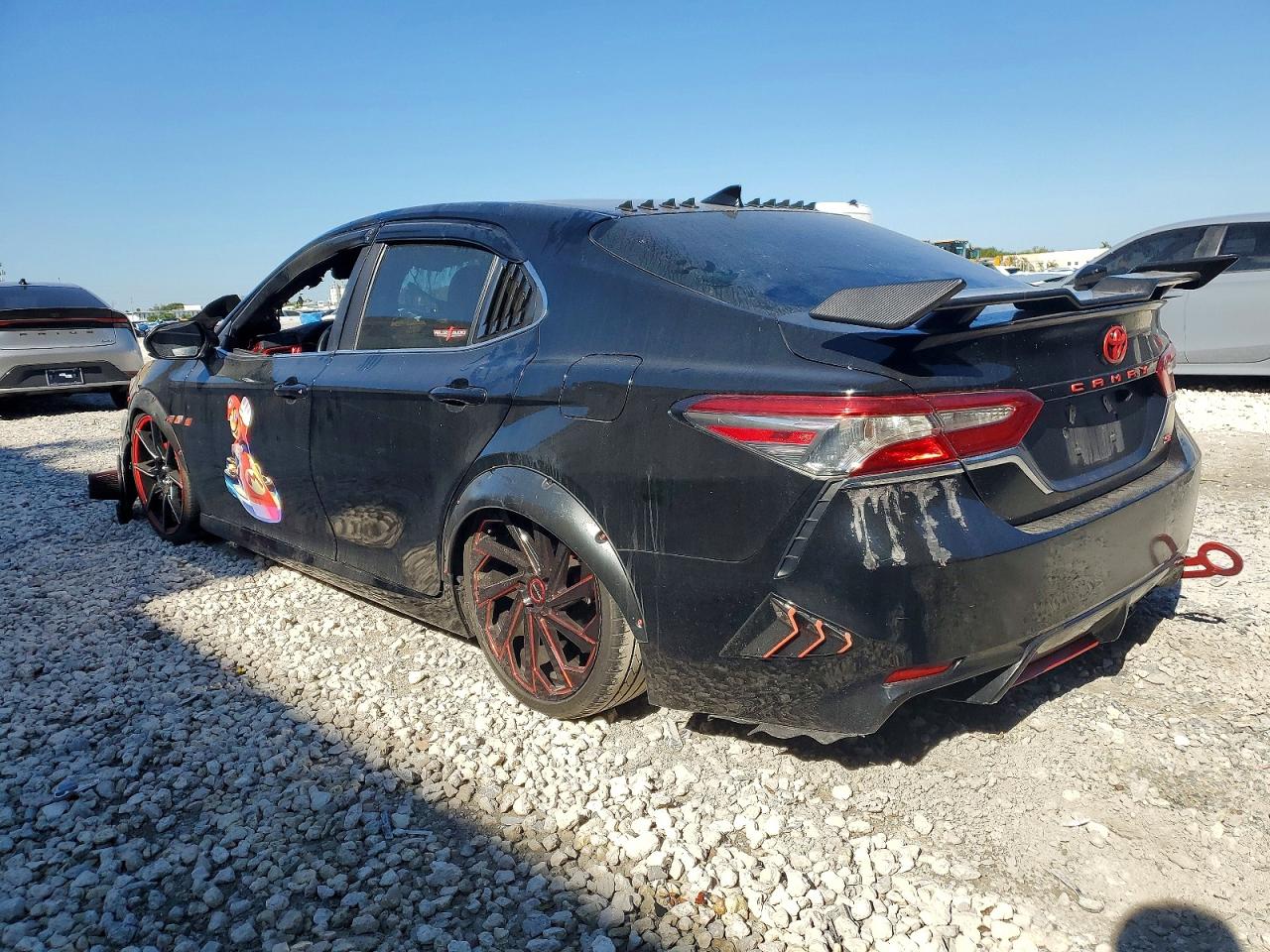 2019 TOYOTA CAMRY SE photo 3