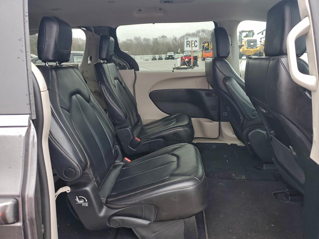2023 CHRYSLER PACIFICA TOURING L photo 11