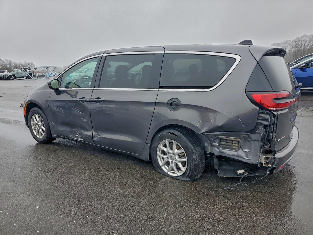 2023 CHRYSLER PACIFICA TOURING L photo 2