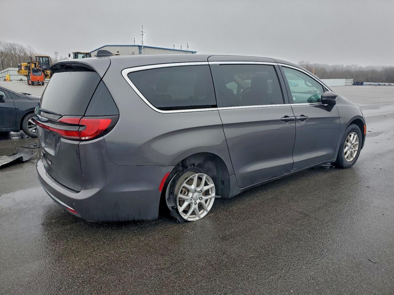 2023 CHRYSLER PACIFICA TOURING L photo 3
