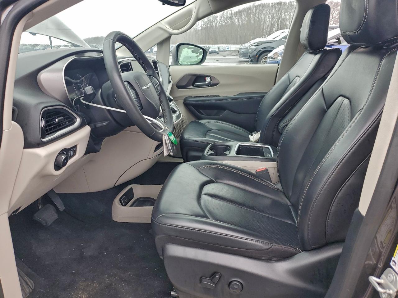 2023 CHRYSLER PACIFICA TOURING L photo 7