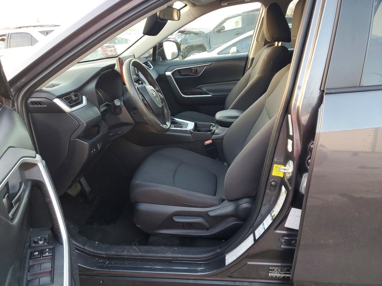 2021 TOYOTA RAV4 LE photo 7
