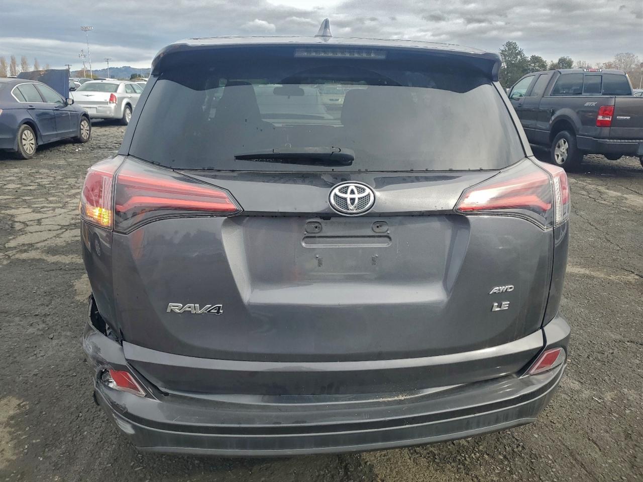 2018 TOYOTA RAV4 LE photo 11
