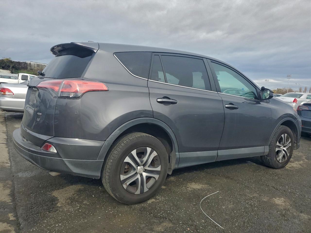 2018 TOYOTA RAV4 LE photo 5