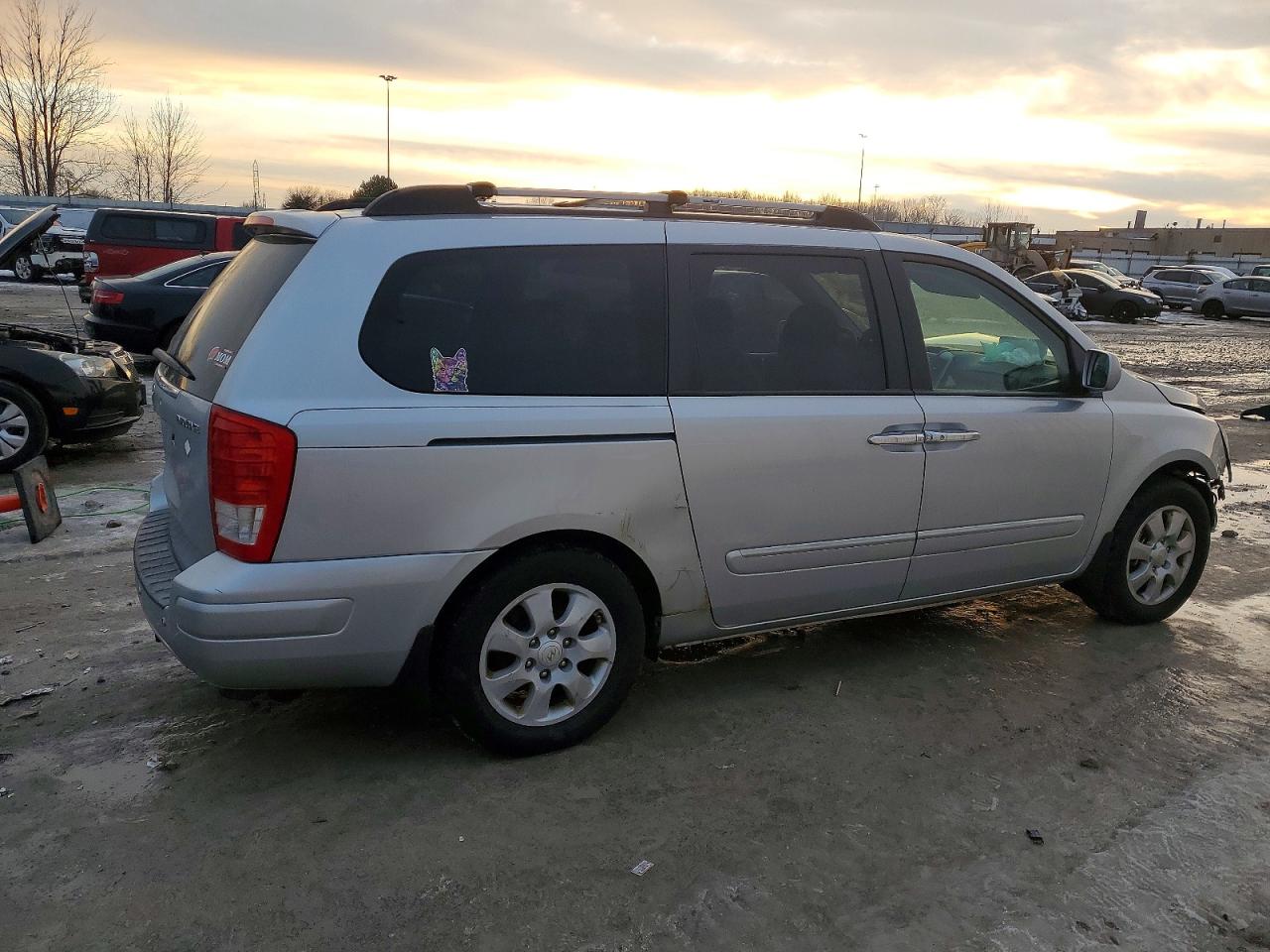2008 HYUNDAI ENTOURAGE GLS photo 3