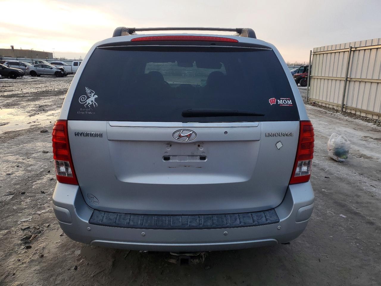 2008 HYUNDAI ENTOURAGE GLS photo 6