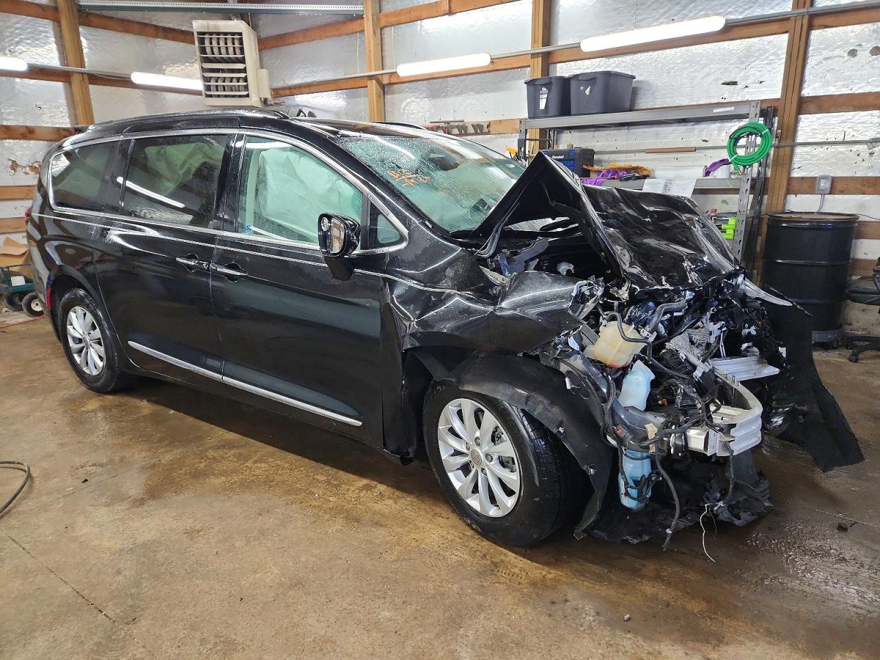 2019 CHRYSLER PACIFICA TOURING L photo 4