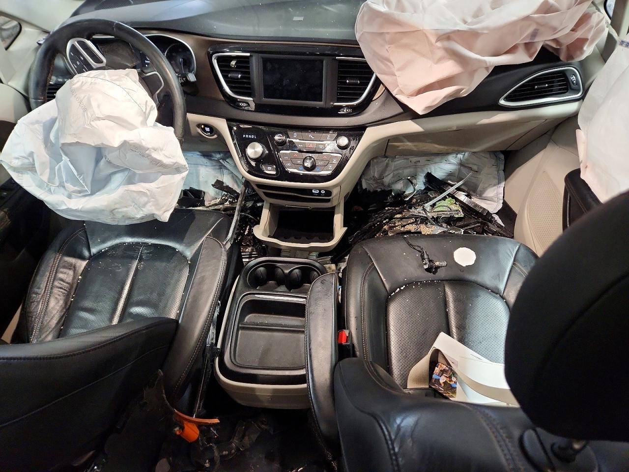 2019 CHRYSLER PACIFICA TOURING L photo 8