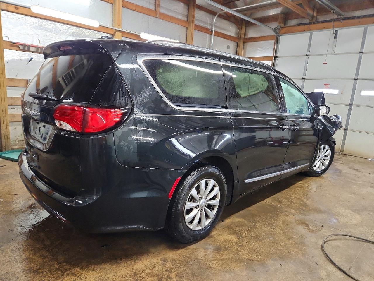2019 CHRYSLER PACIFICA TOURING L photo 3