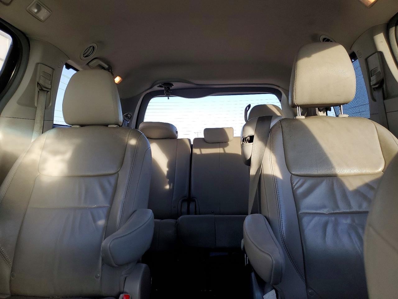 2015 TOYOTA SIENNA XLE photo 10