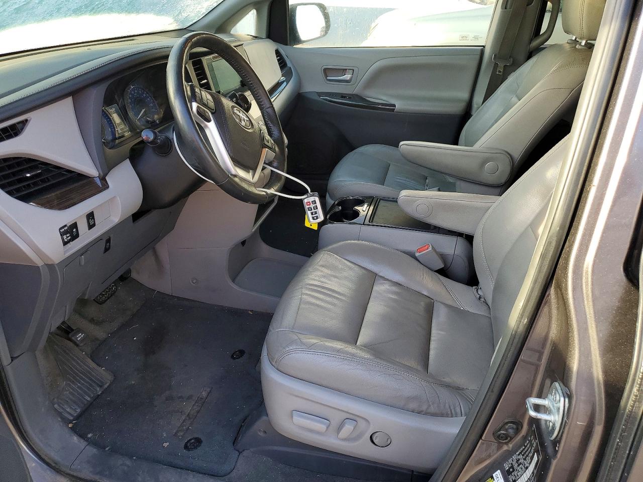 2015 TOYOTA SIENNA XLE photo 7