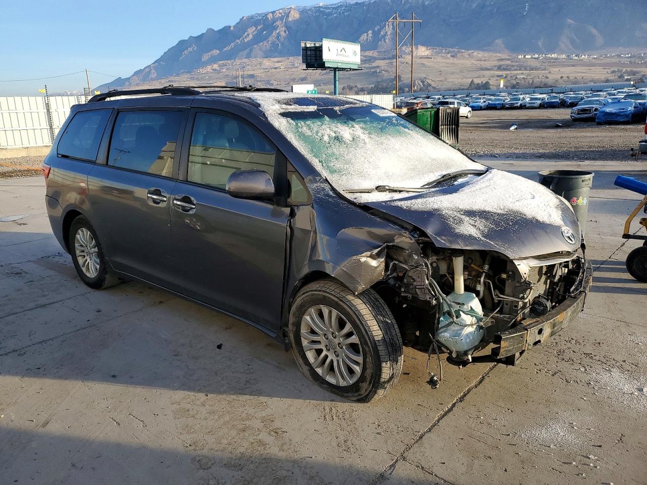 2015 TOYOTA SIENNA XLE photo 4