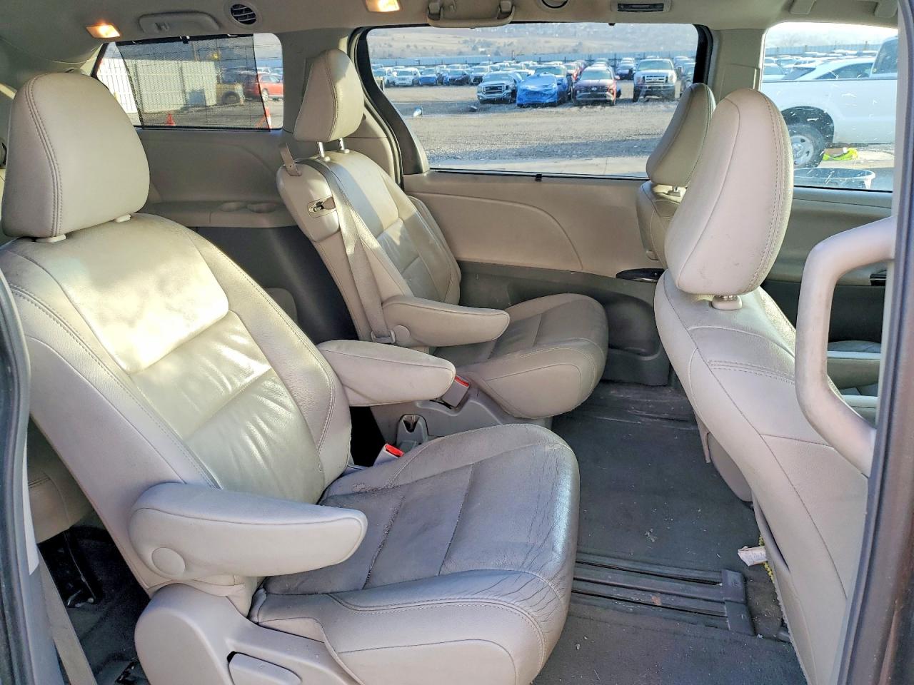 2015 TOYOTA SIENNA XLE photo 11