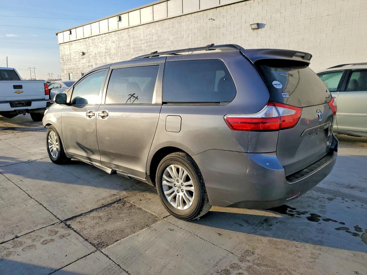 2015 TOYOTA SIENNA XLE photo 2