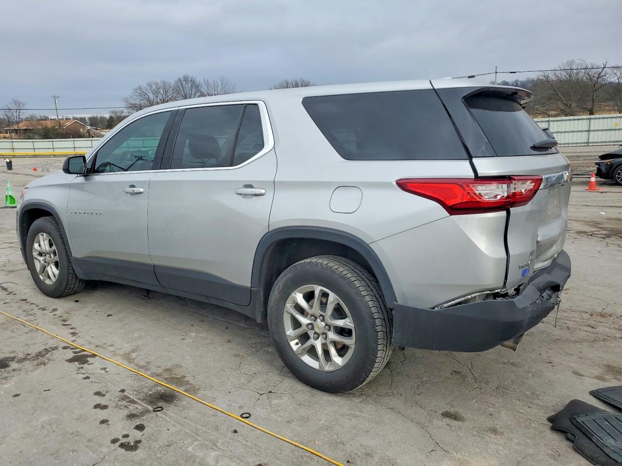 2019 CHEVROLET TRAVERSE LS photo 2