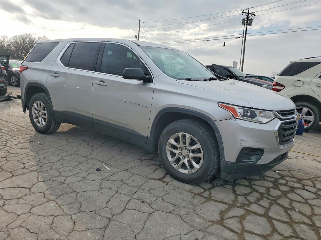 2019 CHEVROLET TRAVERSE LS photo 4
