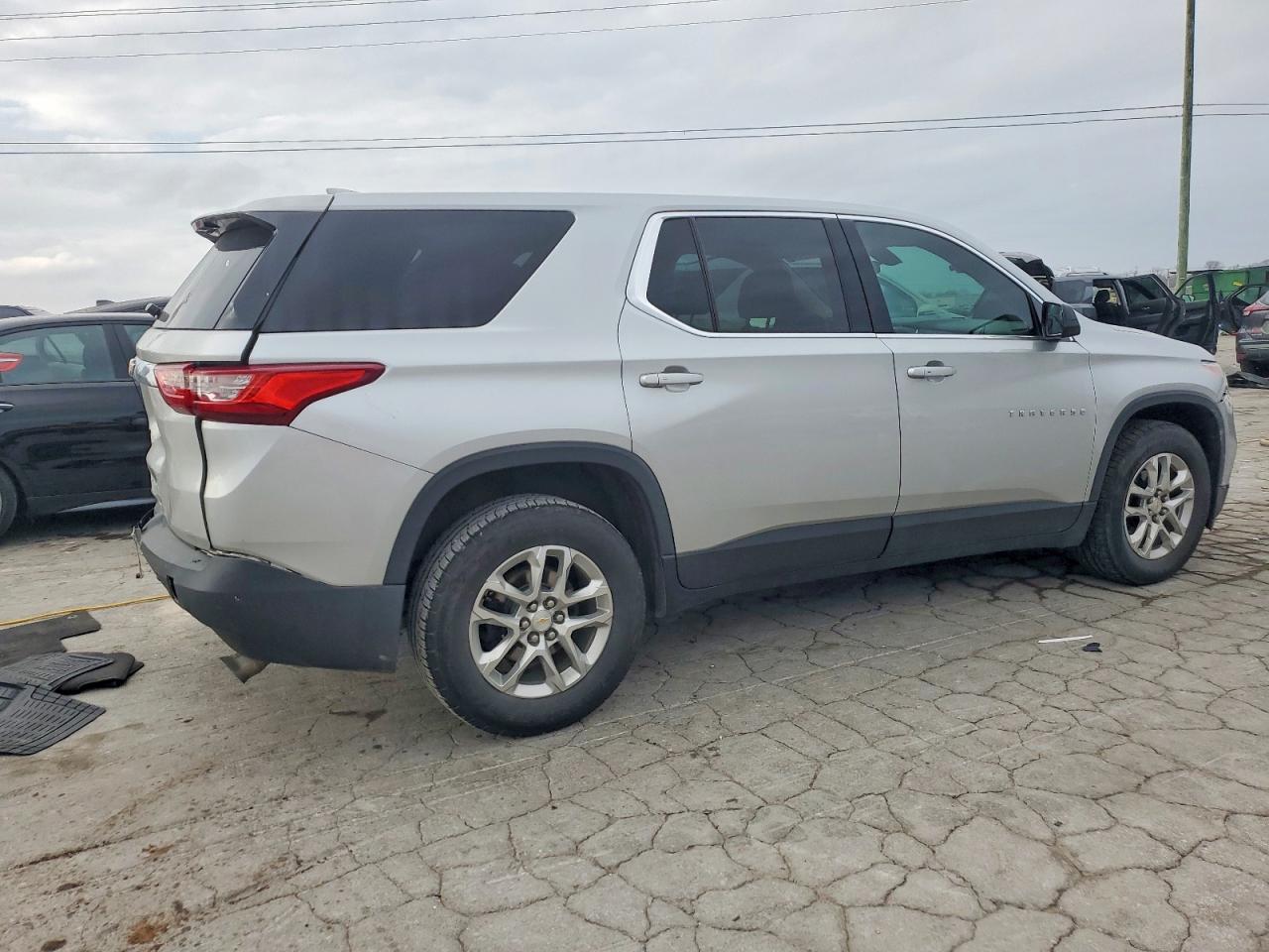 2019 CHEVROLET TRAVERSE LS photo 3
