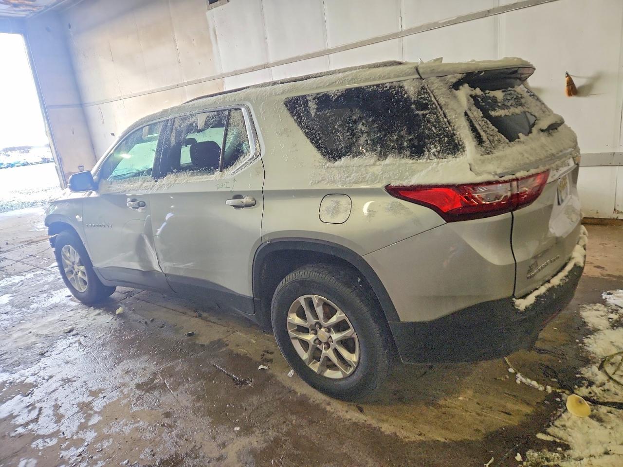 2020 CHEVROLET TRAVERSE LT photo 2