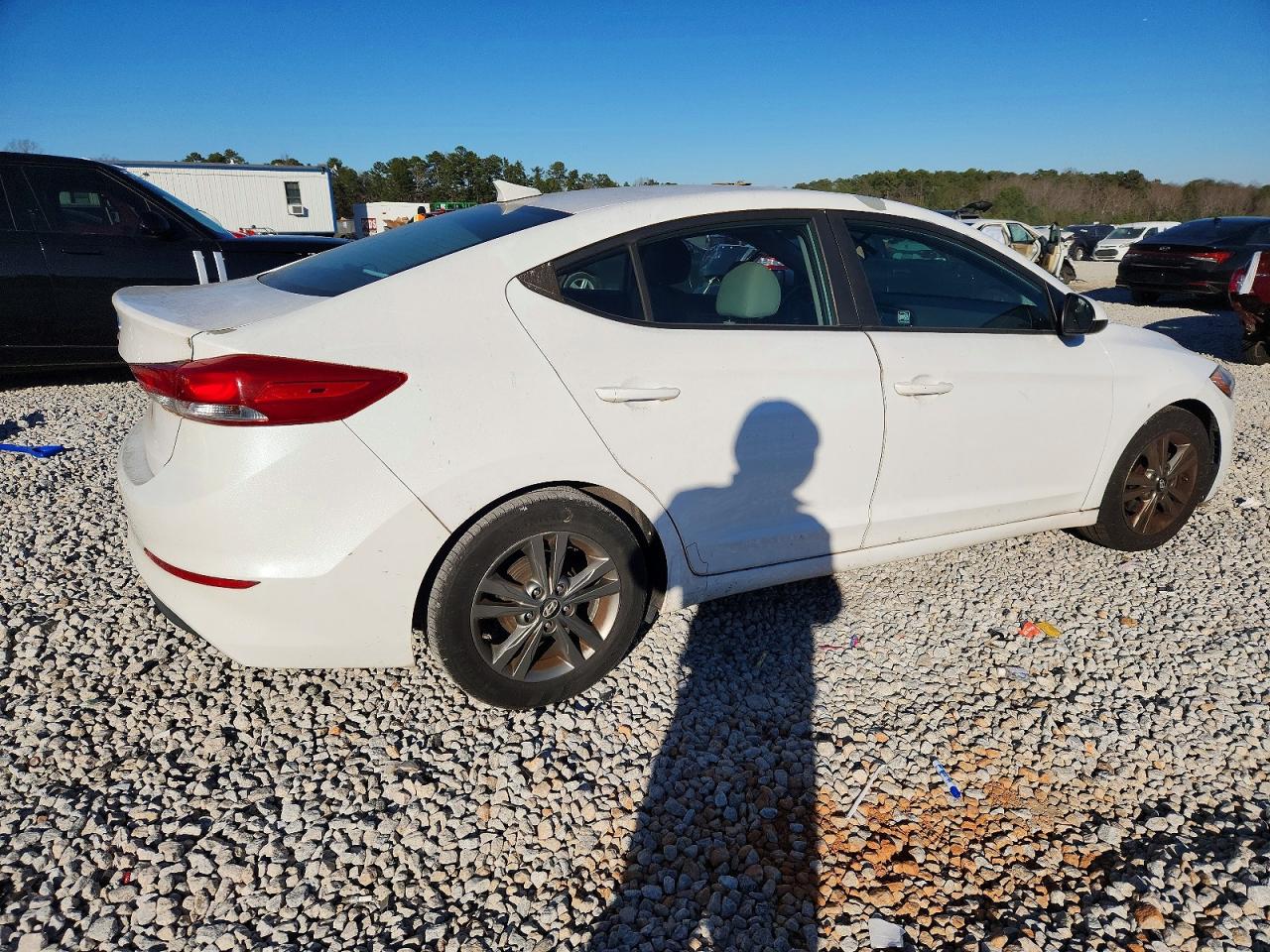 2017 HYUNDAI ELANTRA photo 3