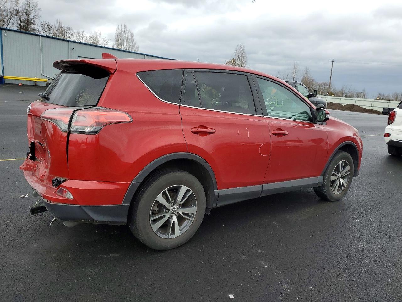 2017 TOYOTA RAV4 XLE photo 3
