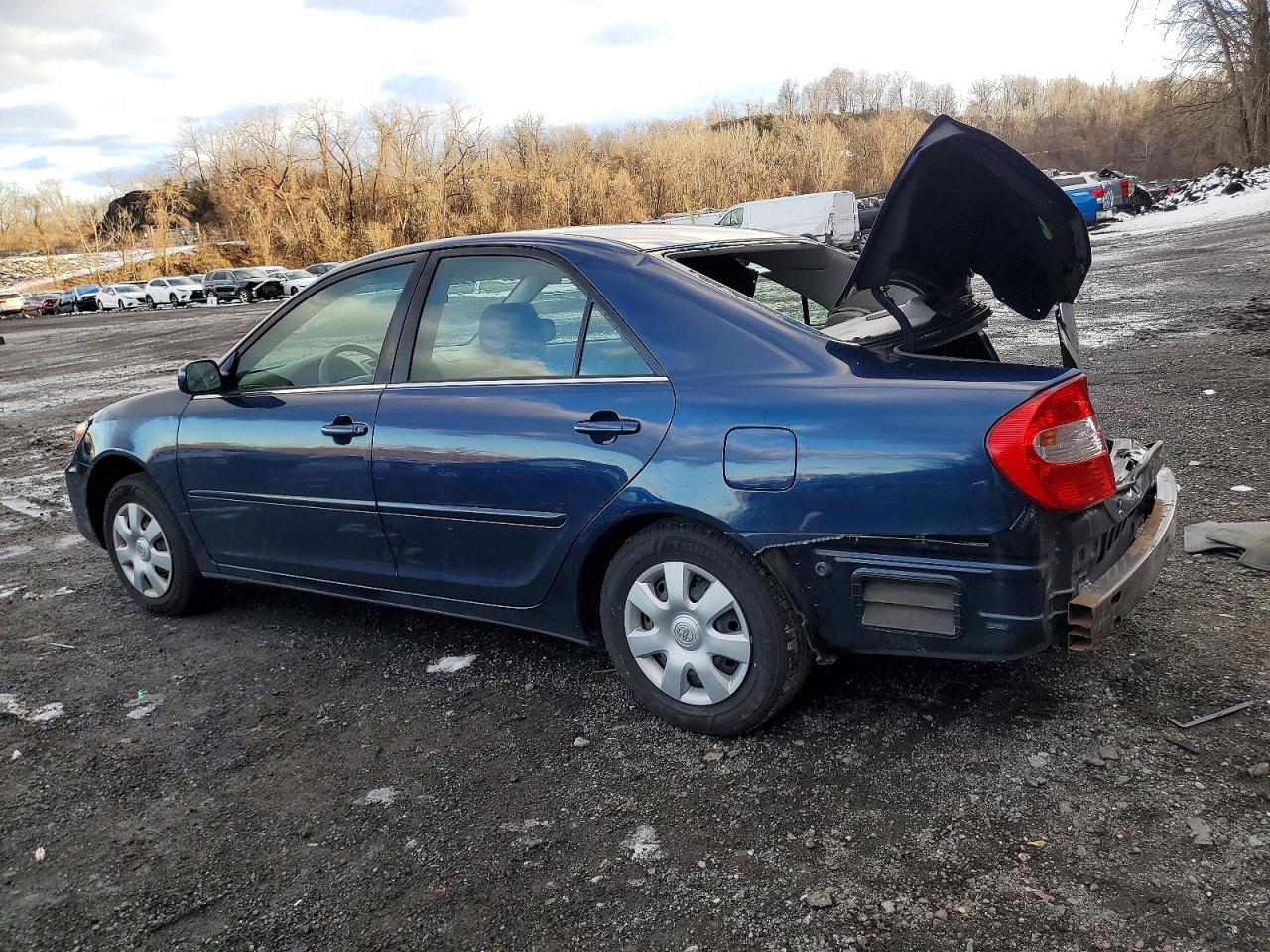 2002 TOYOTA CAMRY LE photo 2