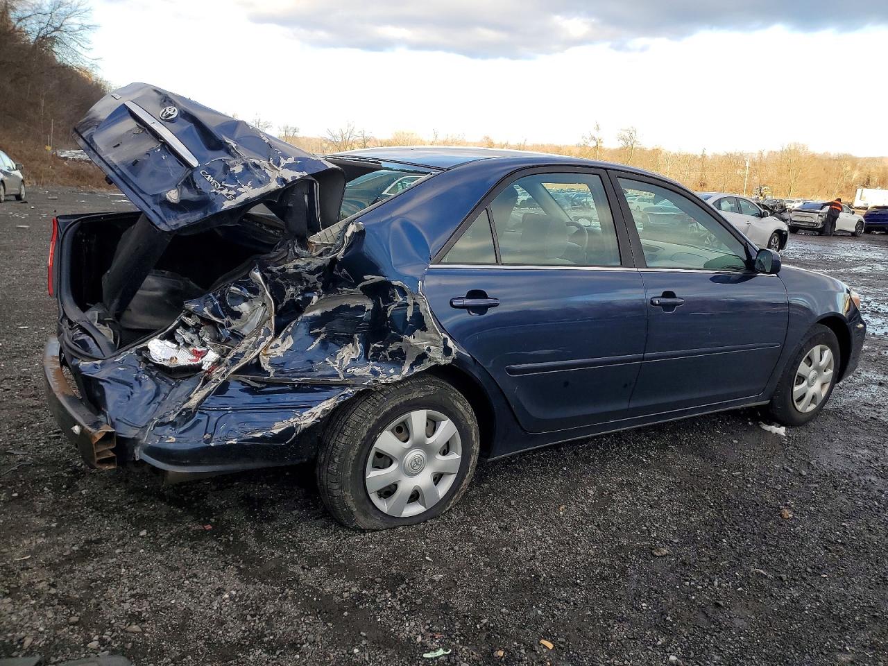 2002 TOYOTA CAMRY LE photo 3