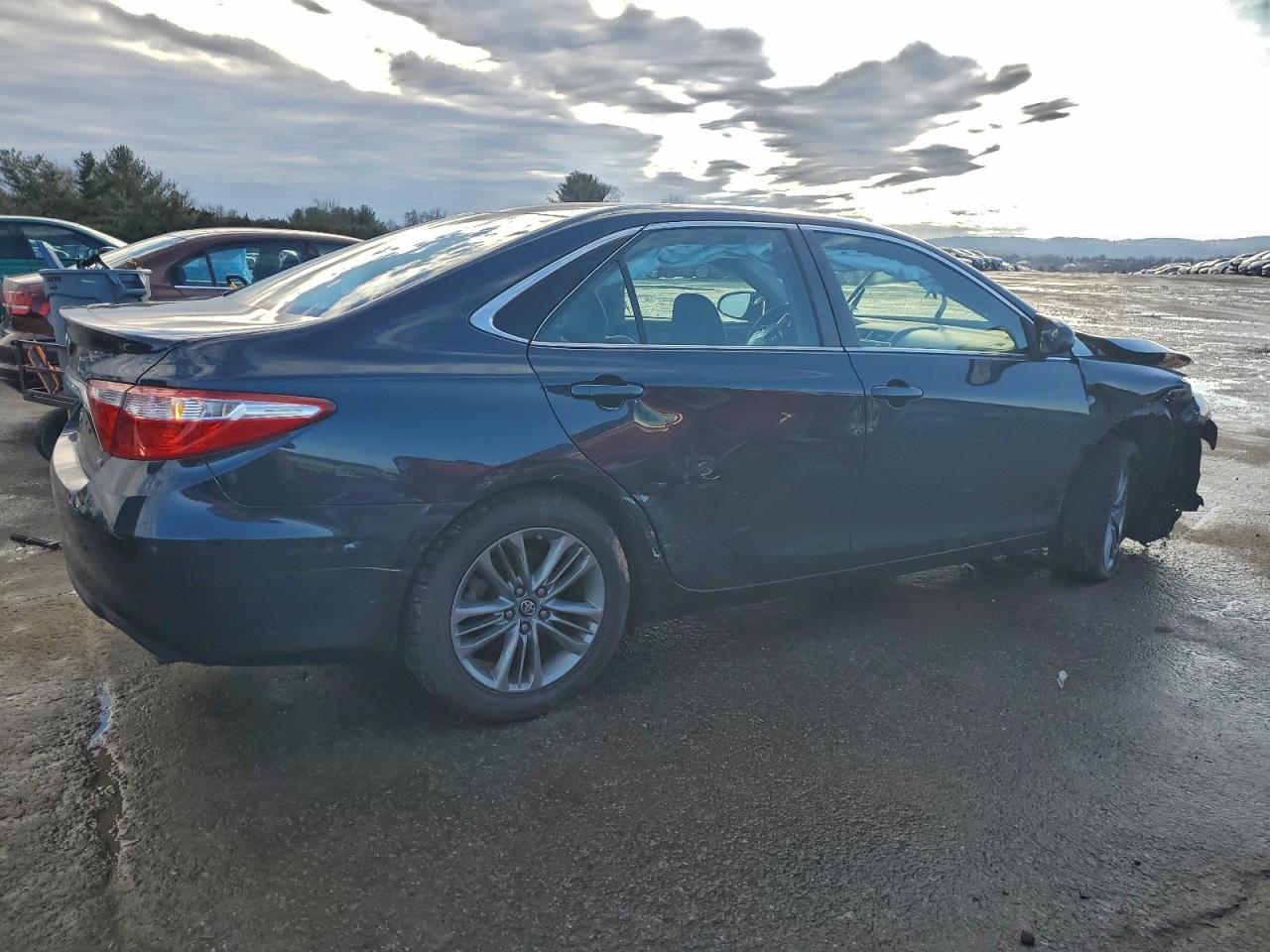 2017 TOYOTA CAMRY LE photo 3