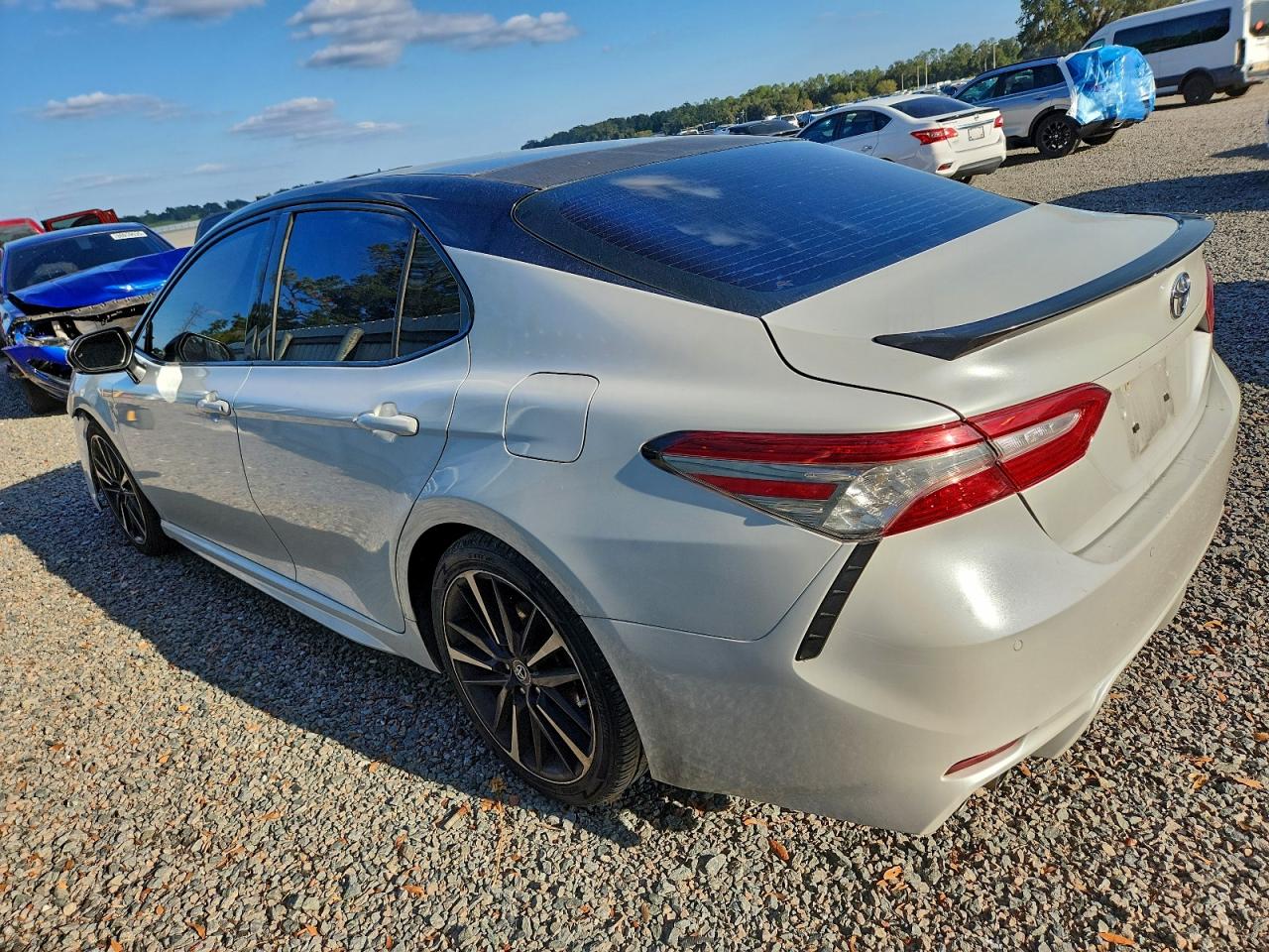 2018 TOYOTA CAMRY XSE photo 2