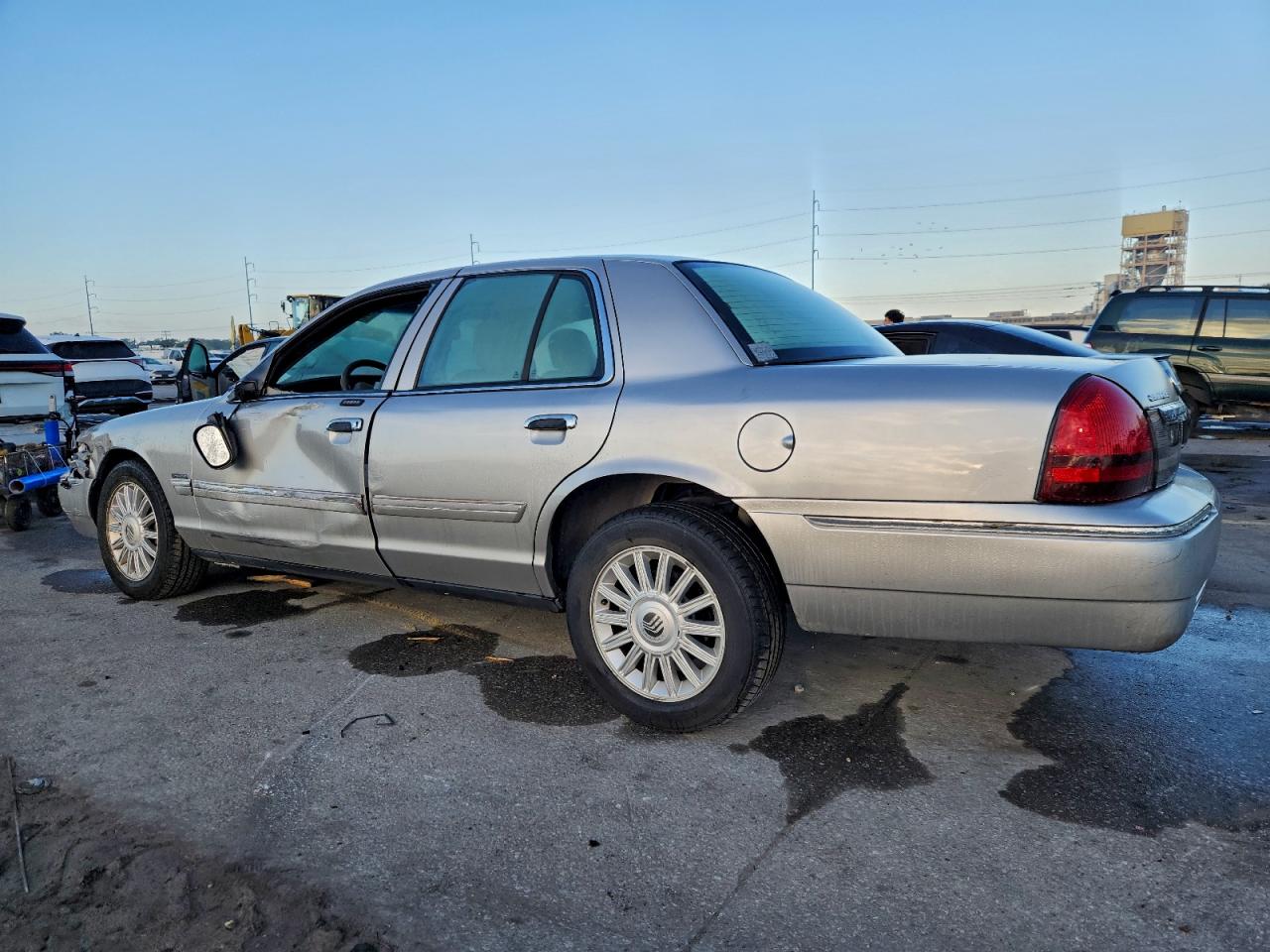 2009 MERCURY GRAND MARQUIS LS photo 2