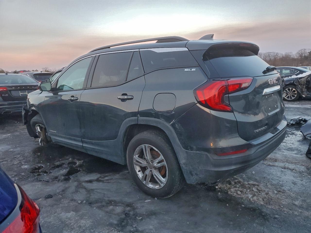 2018 GMC TERRAIN SLE photo 2