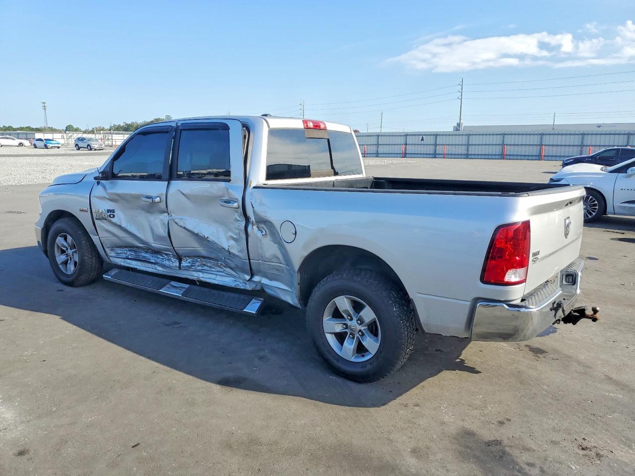 2019 RAM 1500 CLASSIC SLT photo 2