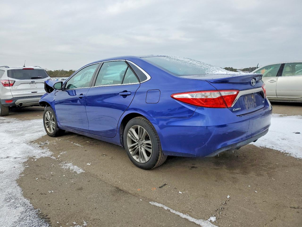 2015 TOYOTA CAMRY LE photo 2