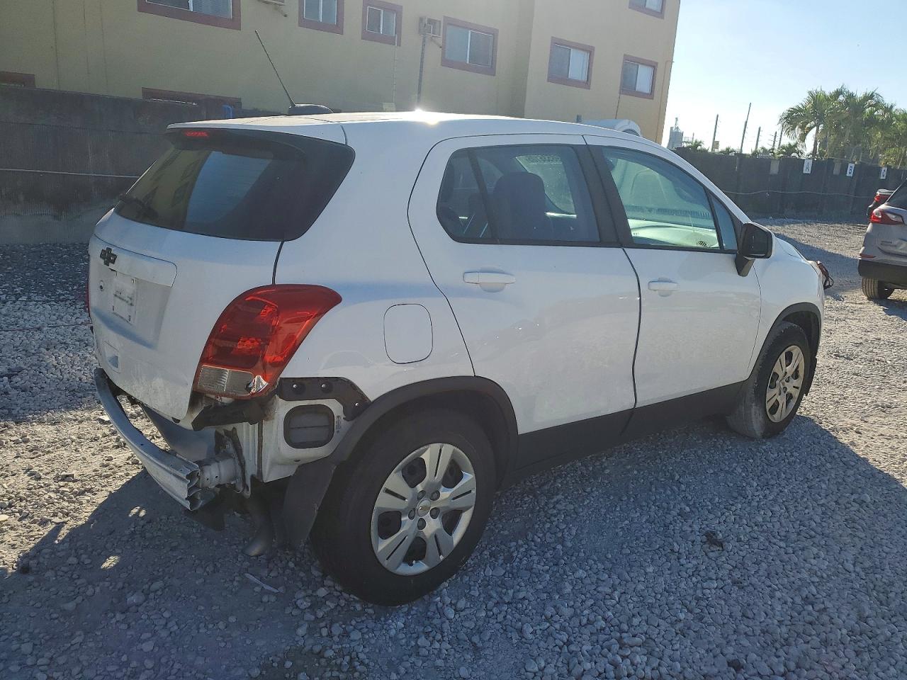 2017 CHEVROLET TRAX LS photo 3